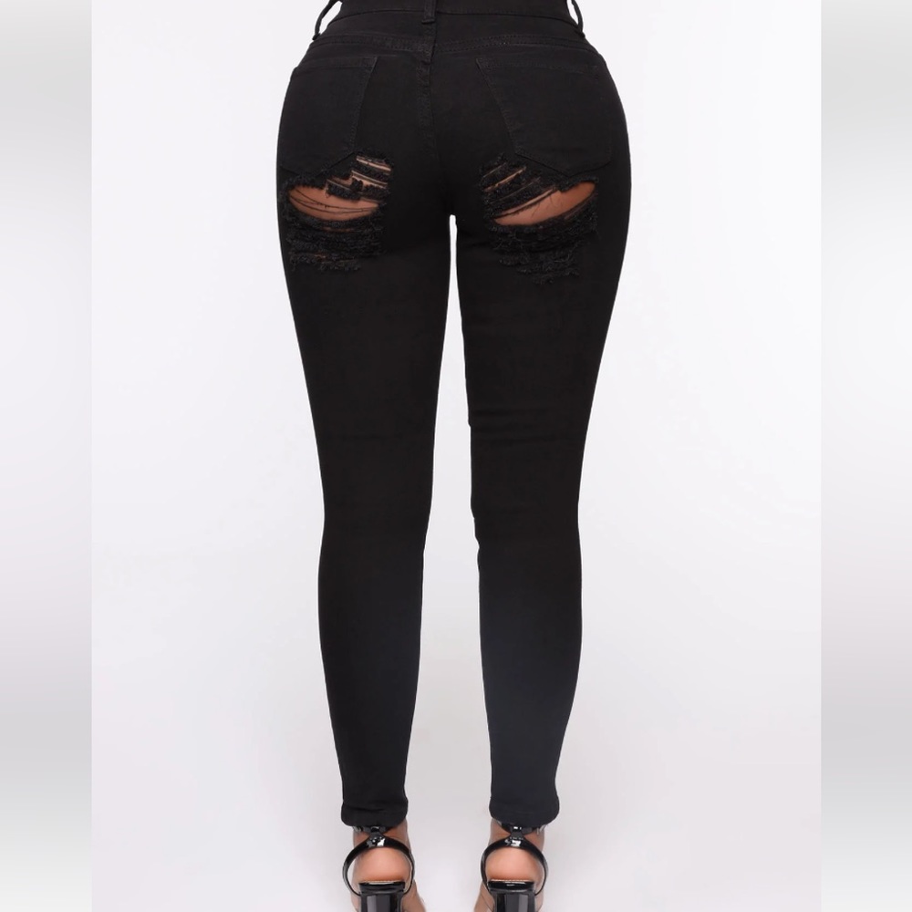 FASHION NOVA SKINNY JEANS